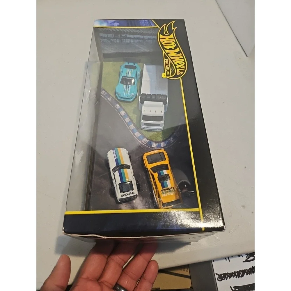 Hot Wheels Premium Diorama Fleet Street SUBARU BRZ Nissan Maxima Datsun